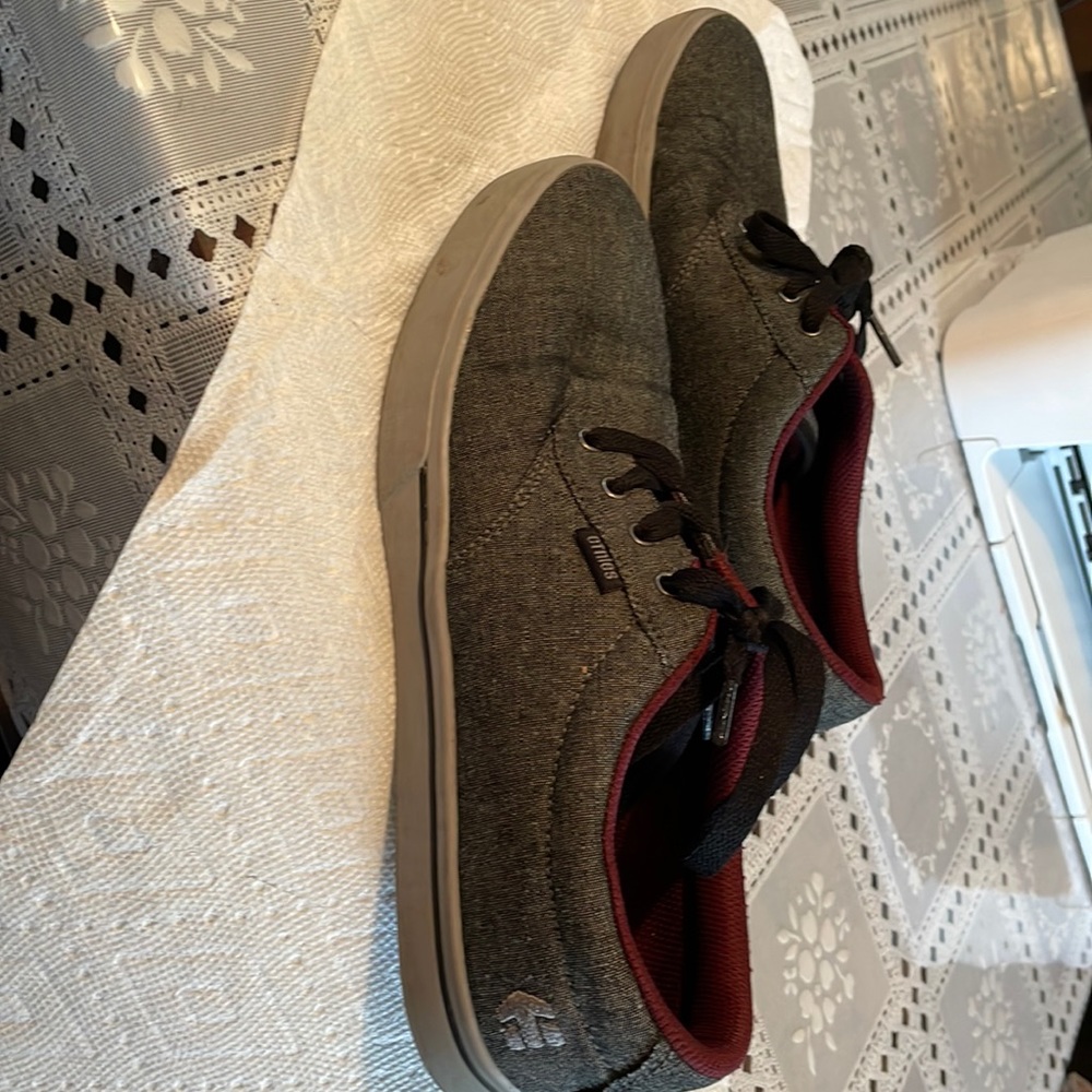 Ernie's Mens size 9